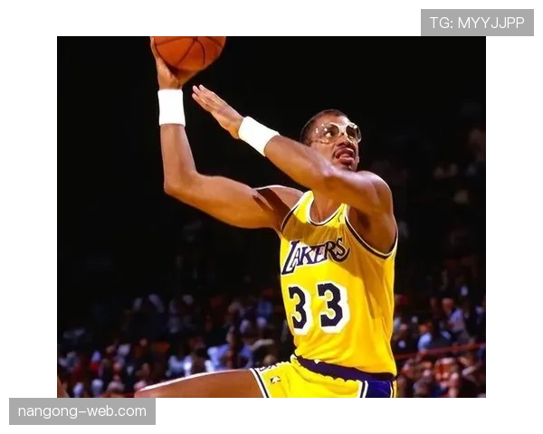 奥拉朱旺背身单打对比贾巴尔展现顶级内线得分威胁