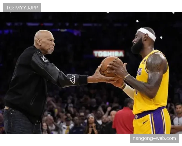 历史得分王卡里姆以勾手主导内线打法与詹姆斯迥异