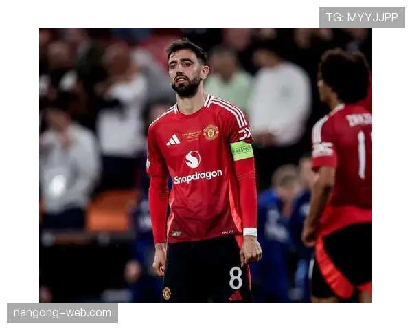 曼联更衣室矛盾再度曝光，内部问题对球队近期表现形成制约