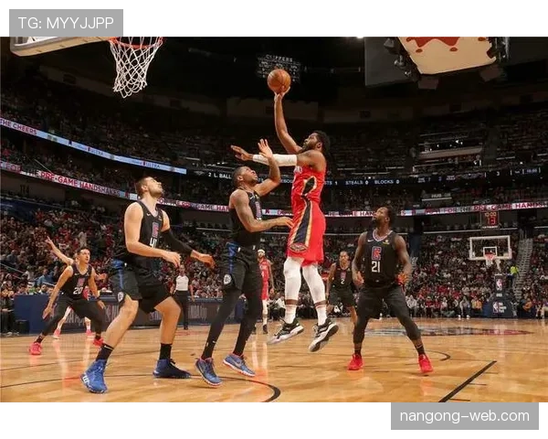 海耶斯通过挡拆拉开空间提升内线得分效率明显超过队友